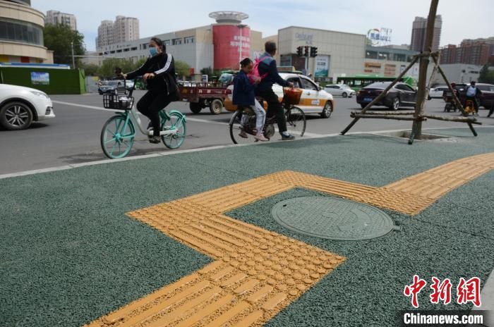 呼和浩特街头盲道“十八弯” 市政回应需整改