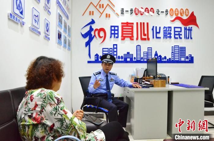 穿警服的社区副书记王刚：从“局外人”变“家里人”