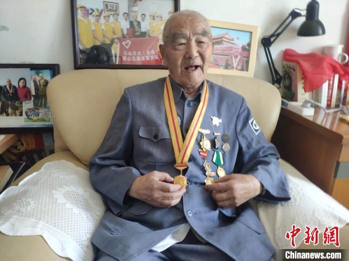八一节前探望九旬“敬礼老兵”：忆战友泪洒勋章