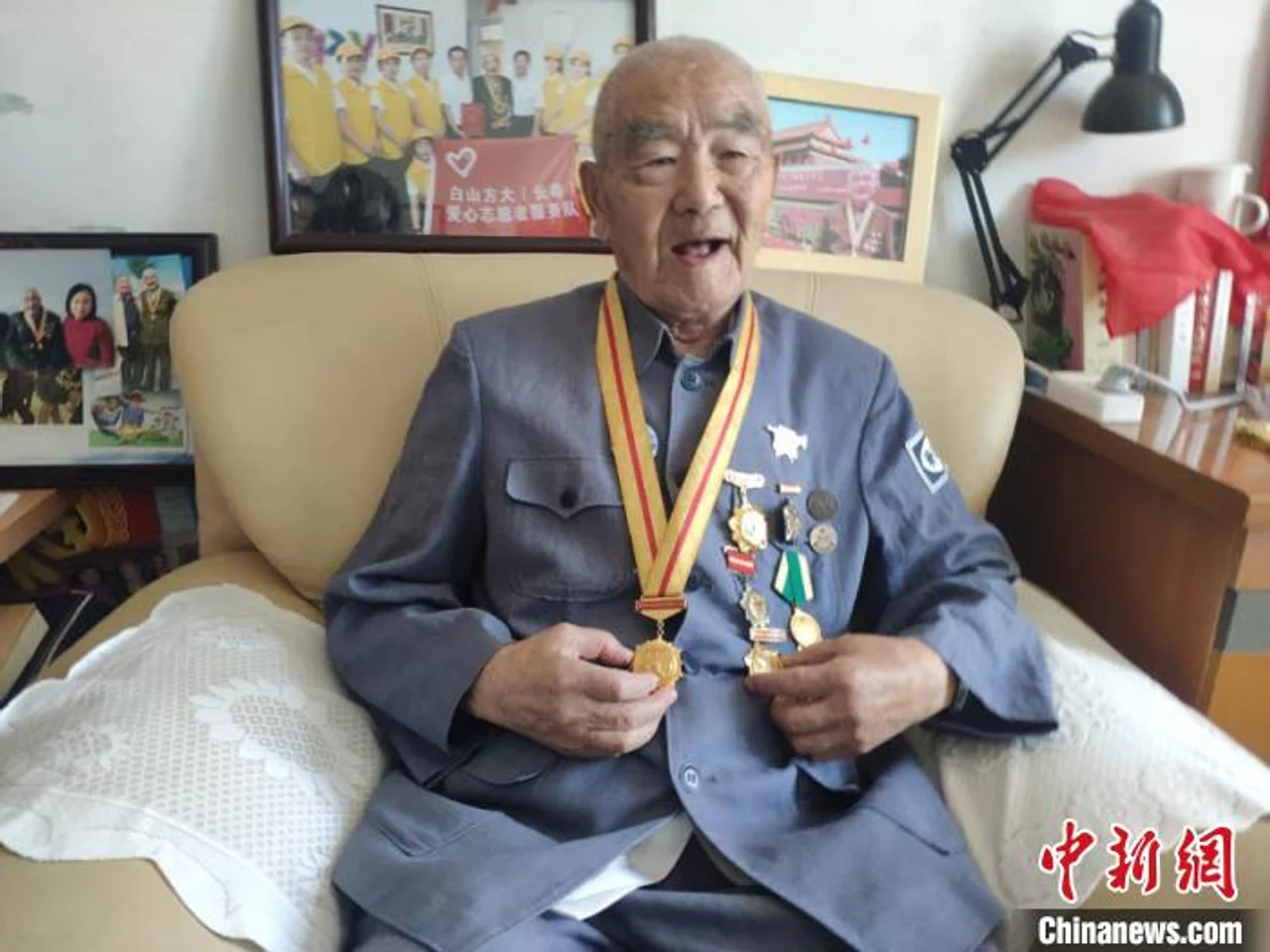 八一节前探望九旬“敬礼老兵”:忆战友泪洒勋章