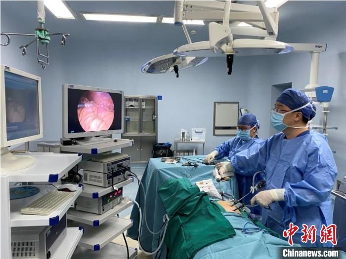 上海专家成功挑战高难度手术 10岁罕见畸形女童上海找回女儿身