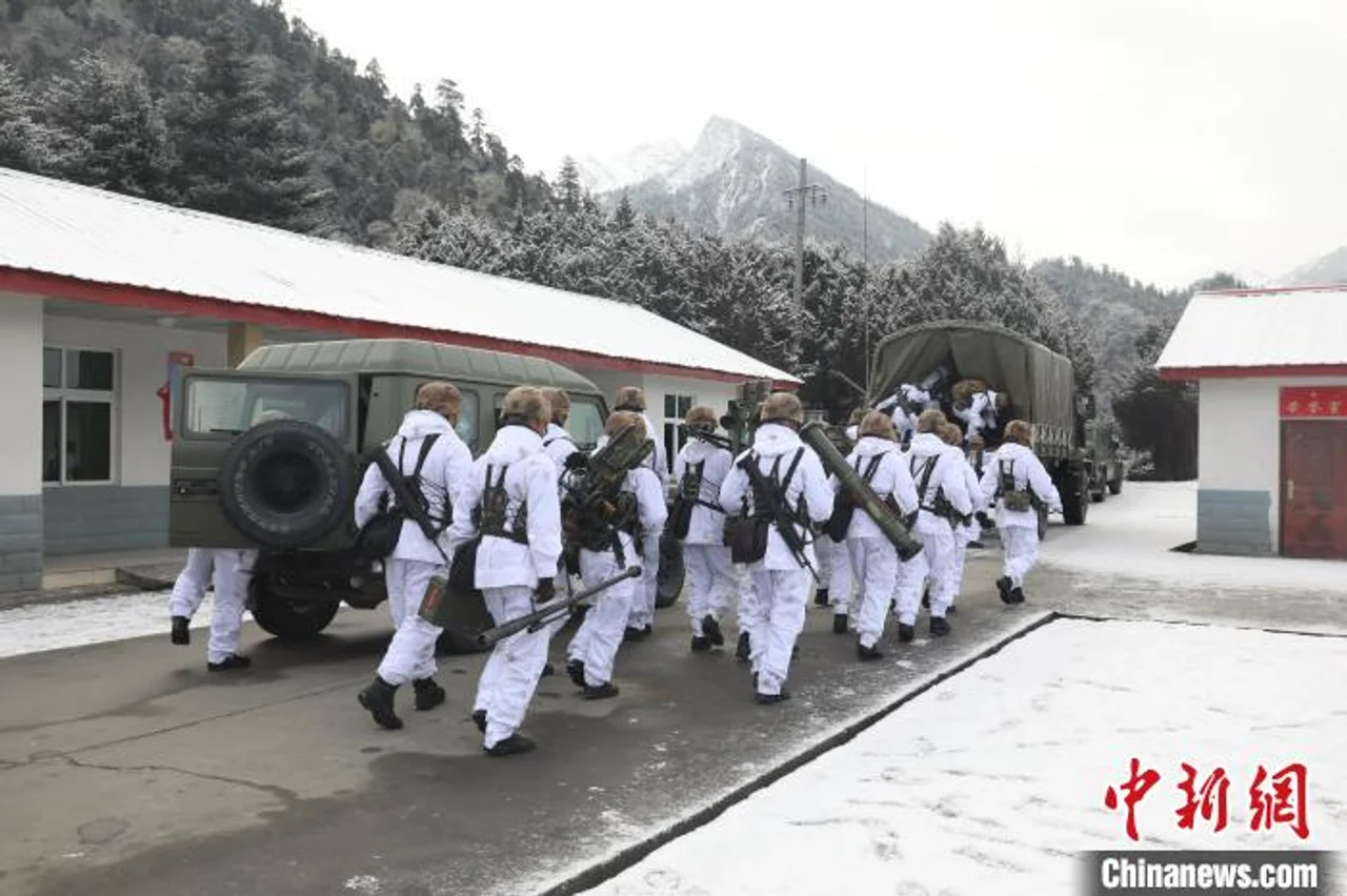 风雪边关 西藏林芝边防官兵踏雪巡逻