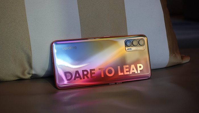 50W快充+国潮配色，realme V15能守住1500元档...