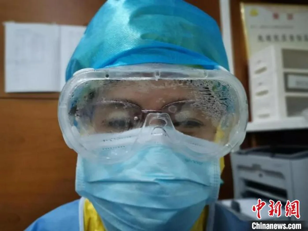 浙江台州援汉医护: 即使戴三双手套 也要“一针见血”