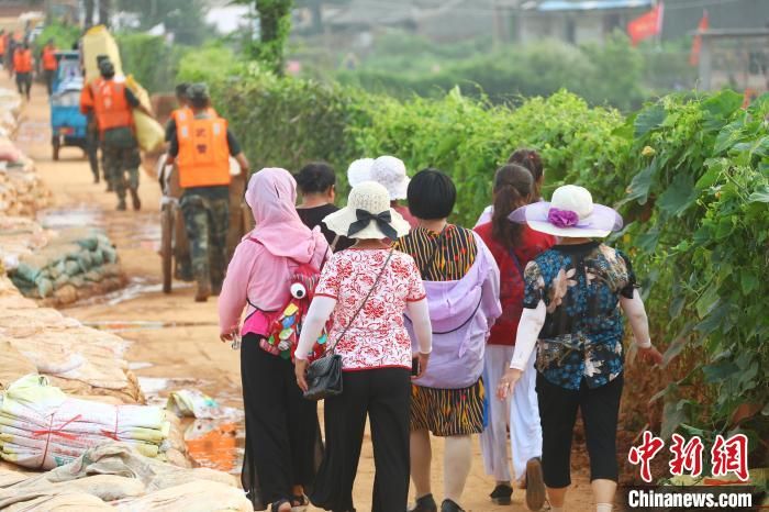 特写：圩堤上的“中国大妈”：看着抢险战士很心疼