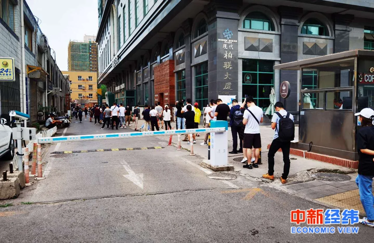 北京核酸检测排队市民:曾在确诊病例餐馆附近就餐
