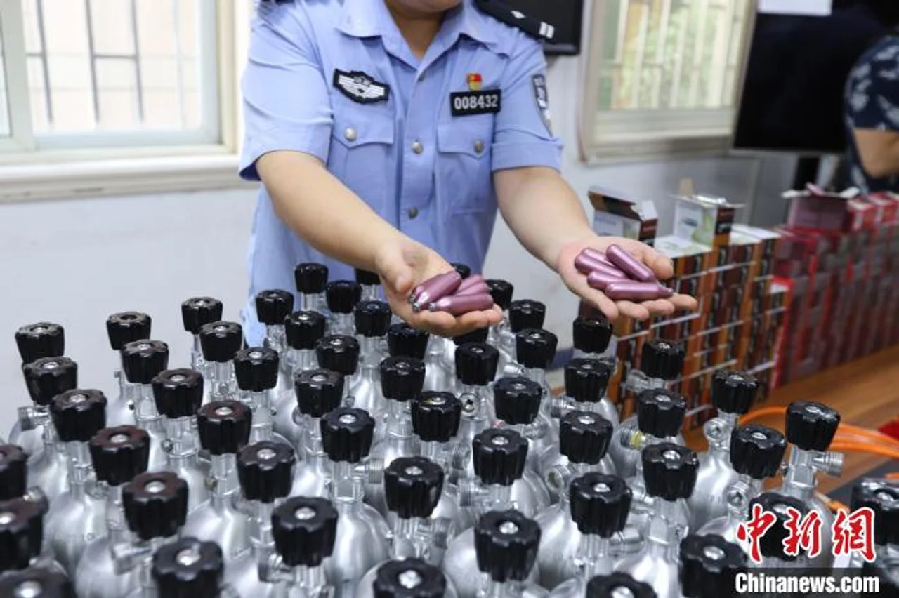 郑州打掉一吸食“笑气”犯罪团伙 16名涉案嫌疑人落网