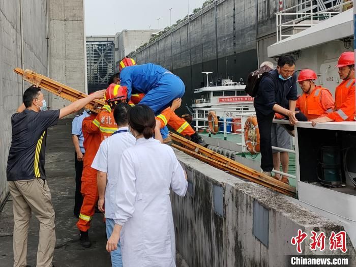 三峡船闸内船员突发疾病 消防架梯搭通道