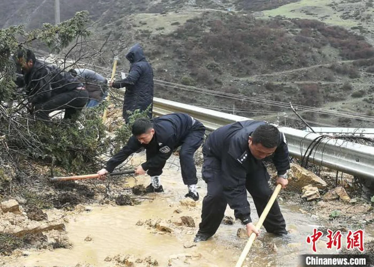 西藏山南边境管理支队民警紧急抢通泥石流中断路段