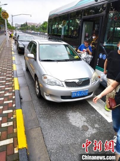 黑车“占据”公交站 上海执法部门连夜整治公交站点非法客运