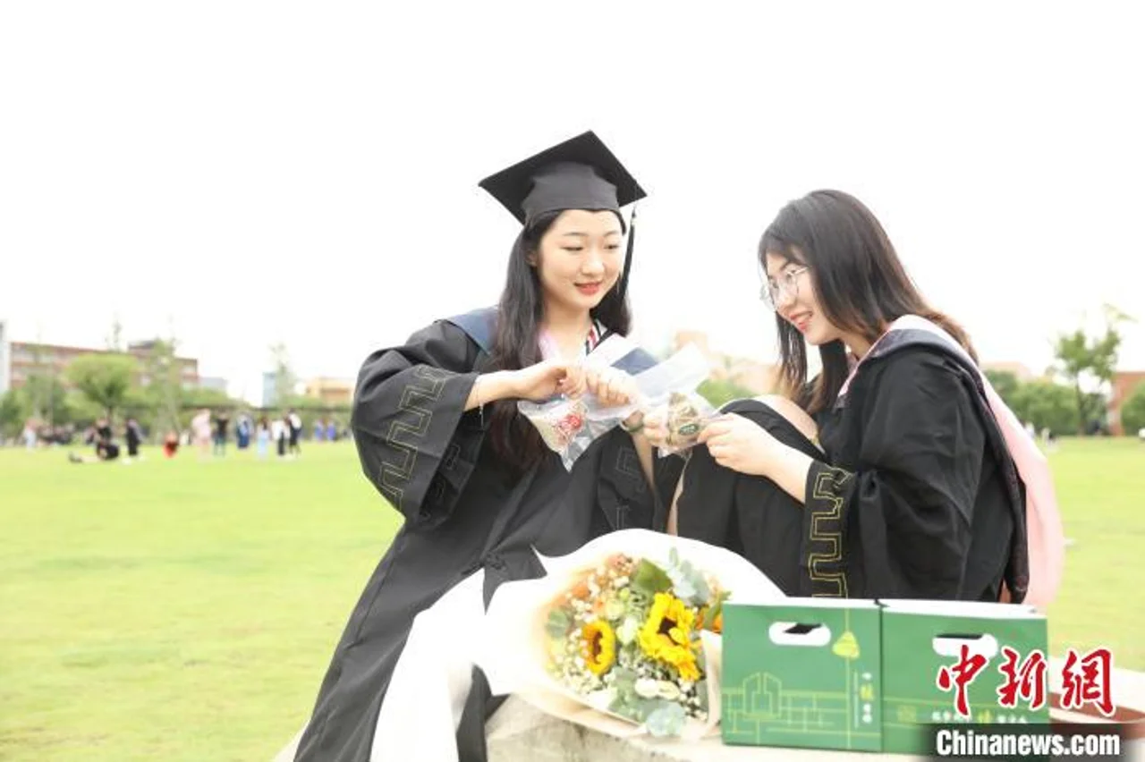 宁波大学赠“幸福粽”“奋斗粽”欢送毕业生