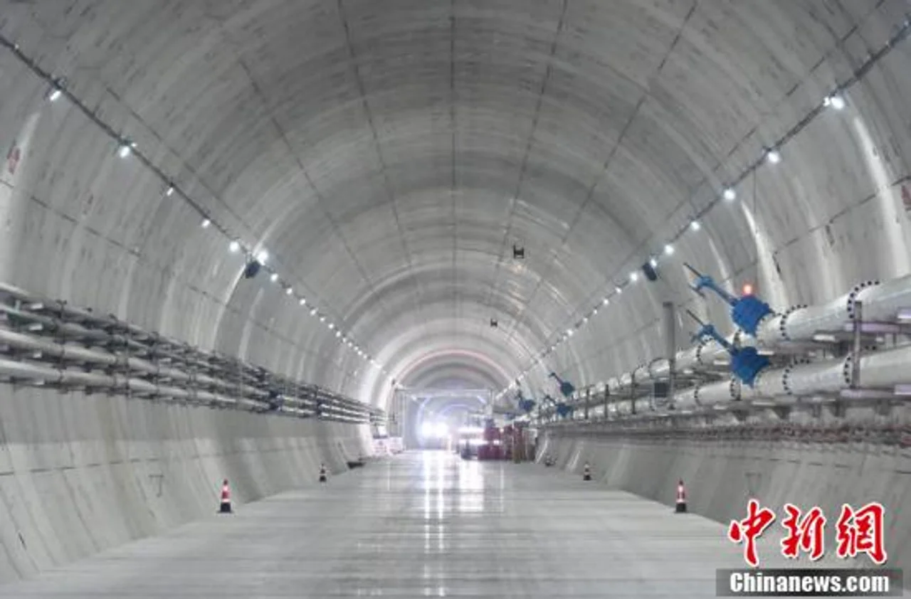 浙江宁波:世界最长海底高铁隧道进入海域段盾构施工