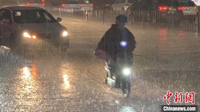 广州遭暴雨袭击 花都区发布暴雨红色预警