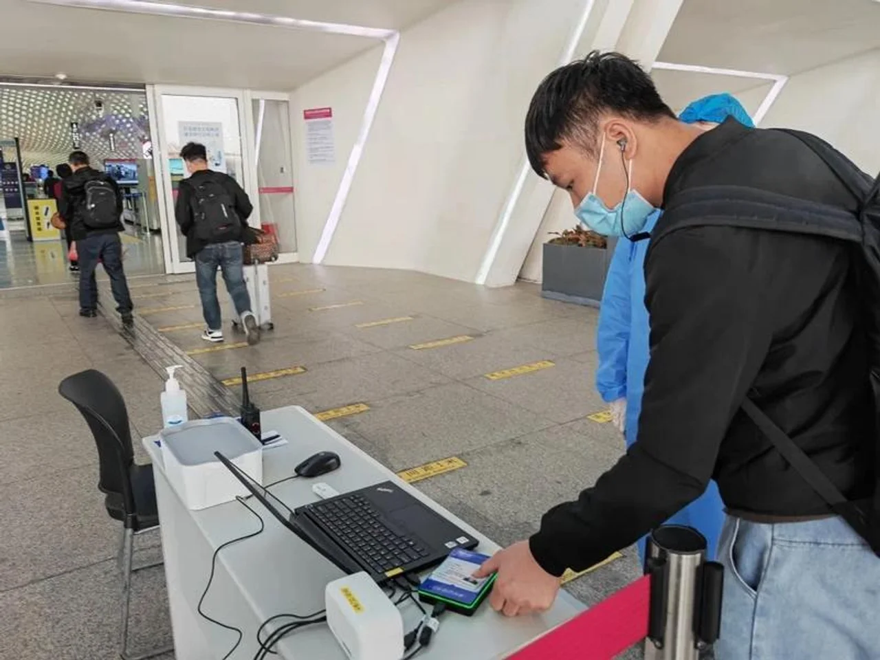多地机场进出政策调整:旅客乘机须持48小时核酸检测阴性证明