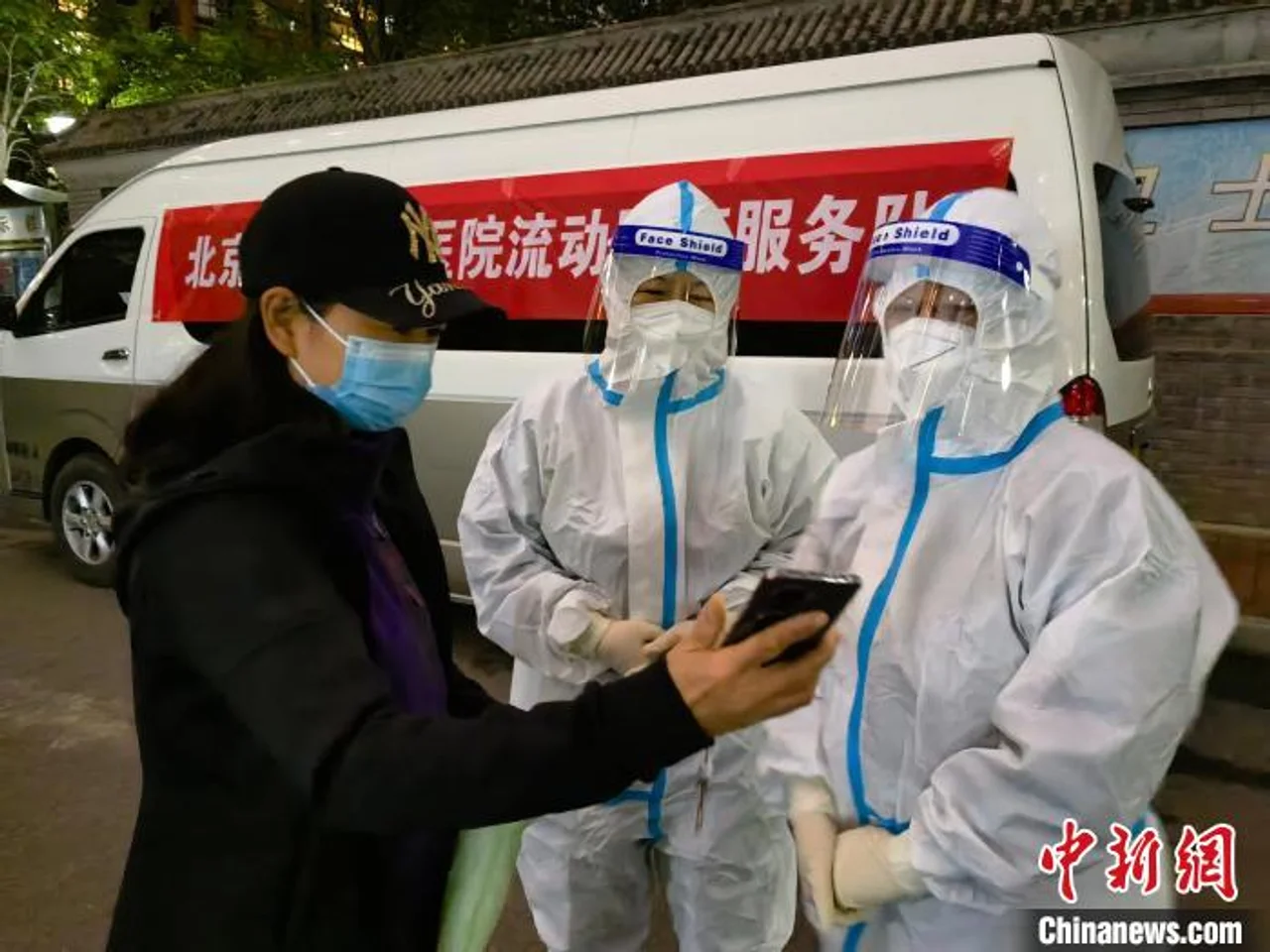 流动医疗车开进北京朝阳管控区 打通就医“最后一公里”