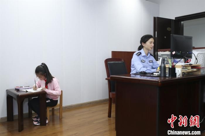 7岁孩子送出的“母亲节礼物”：陪警察妈妈一起加班