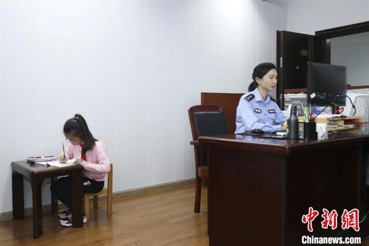 7岁孩子送出的“母亲节礼物”:陪警察妈妈一起加班