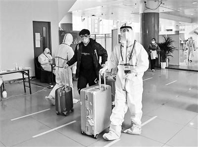 首都高校志愿者服务入境进京人员集散点 助力外防输入