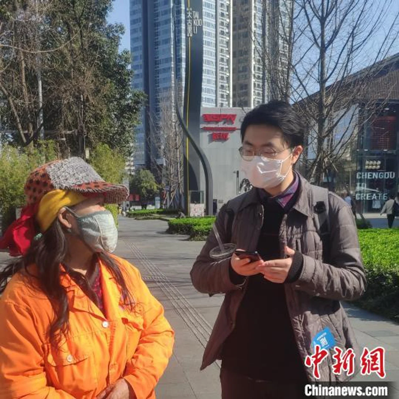 “00后”大学生发起公益活动:守护疫情下环卫工人健康