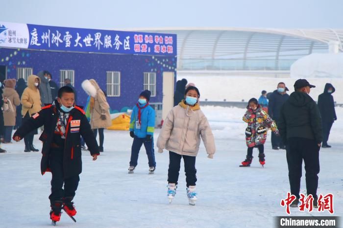 2022新疆昌吉冰雪节开幕 游客市民共享冰雪之趣