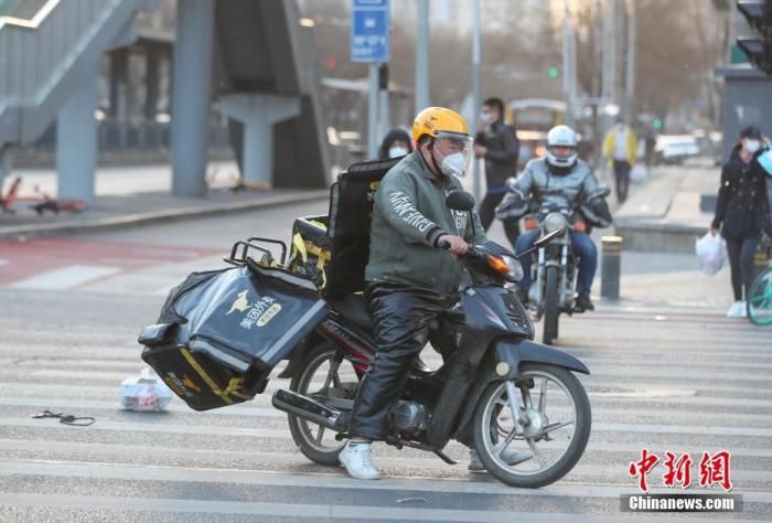 中国北方多地遭沙尘侵袭出现重污染