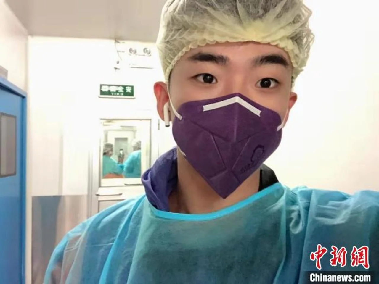 口罩生产线上的大学生“临时工”