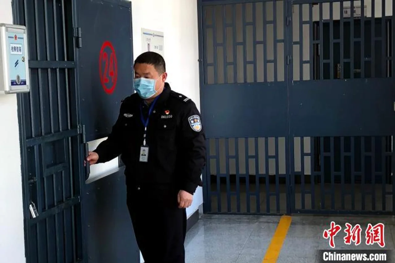 警医夫妻携手战“疫”:隔空守望 不胜不归