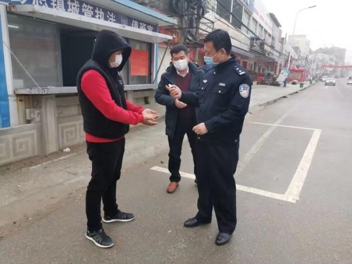 武汉男孩送女友被困蕲春 车上生活半月被民警救助 