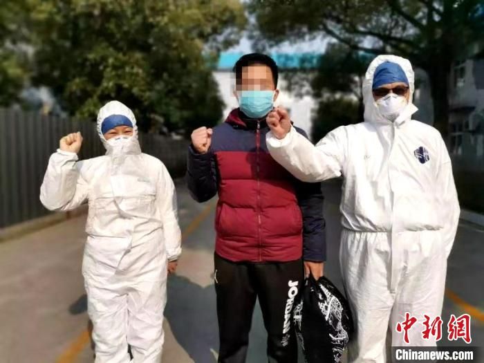 湖北十堰市首例新型肺炎治愈患者出院