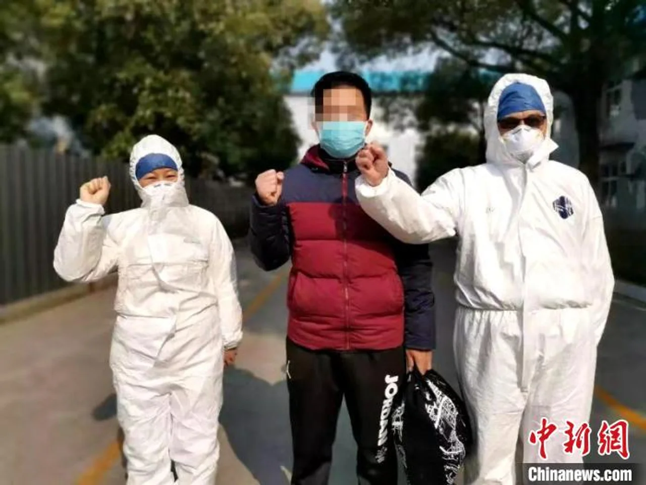 湖北十堰市首例新型肺炎治愈患者出院