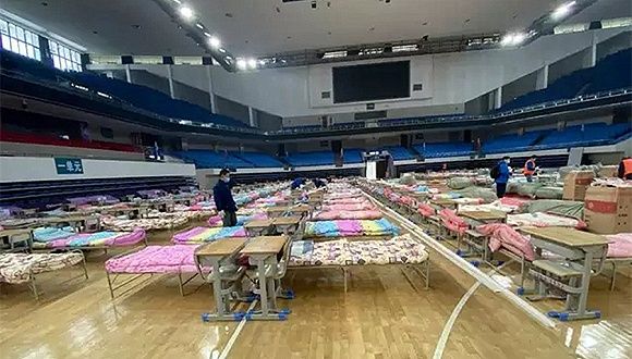 武汉“方舱医院”扩容至11家万余床位，隔离观察点也在增加