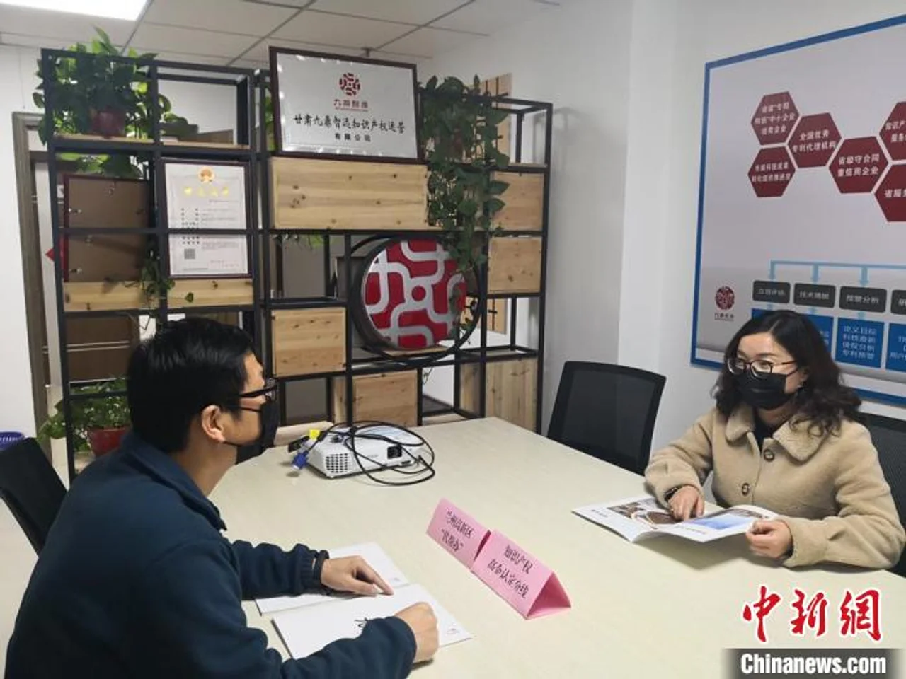 兰州高新区设“代帮办”服务 5条热线为企业解“烦忧”