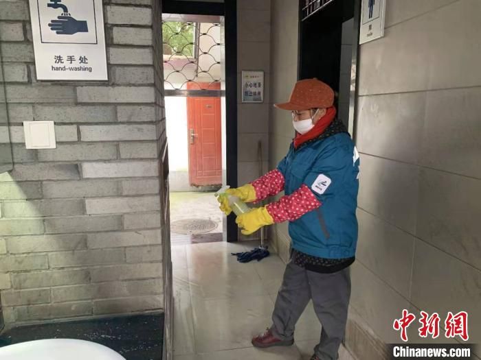 浙江绍兴加强公厕卫生管理 每日对公厕全面消毒