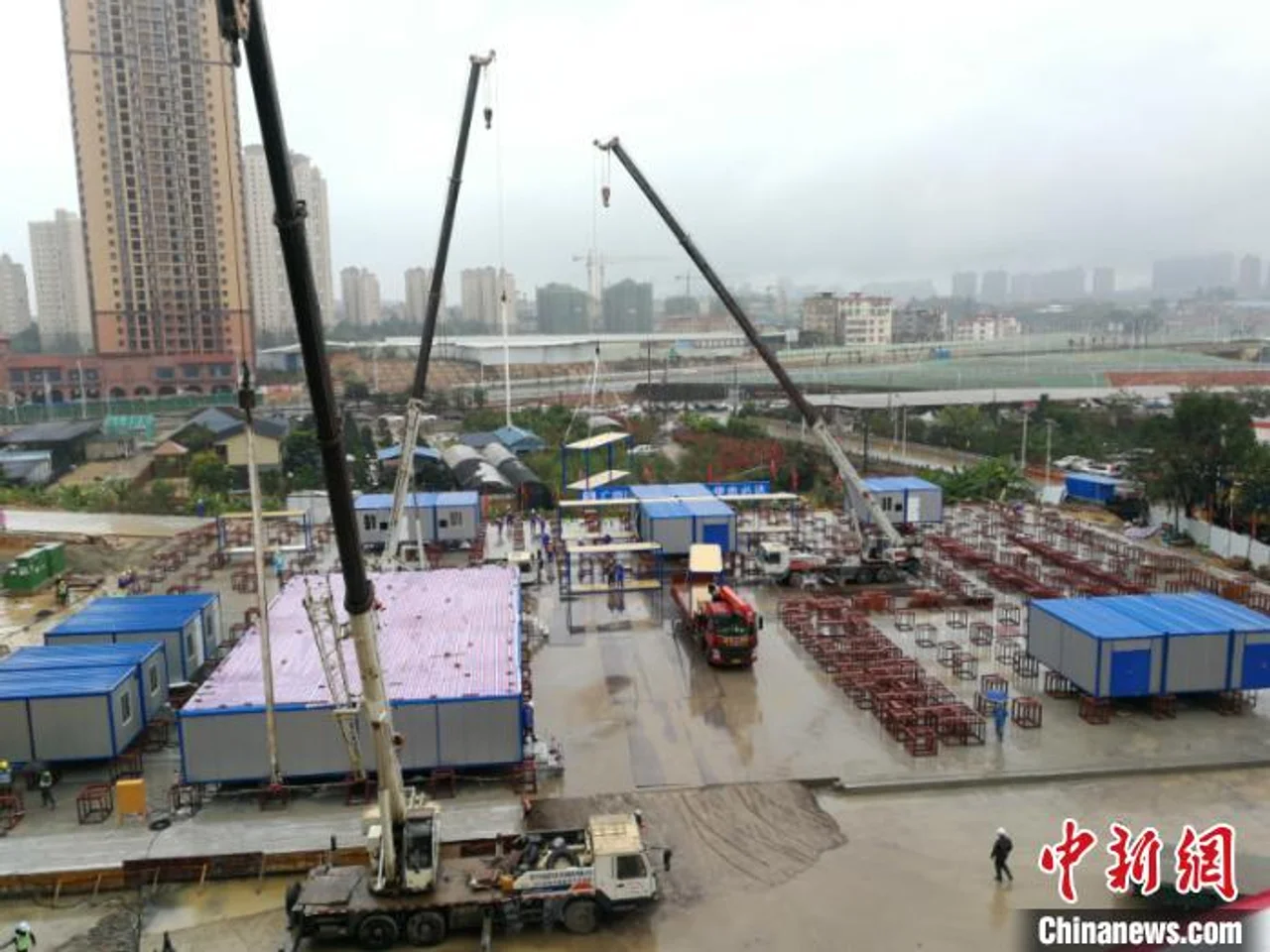 直击广西在建“小汤山医院”:分秒必争 风雨不停工