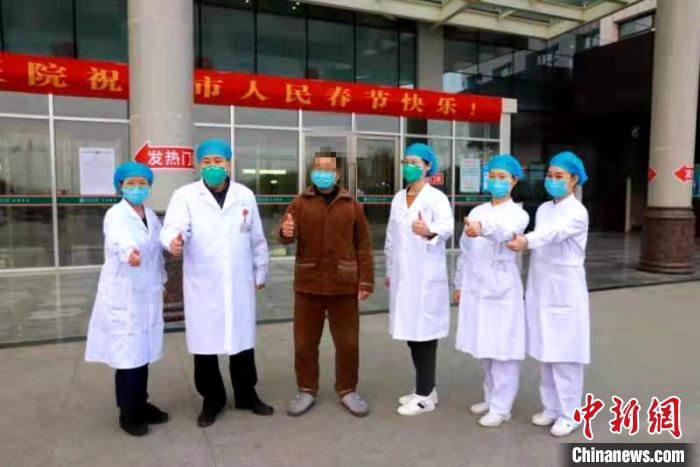湖北襄阳首例成功治愈的确诊患者出院