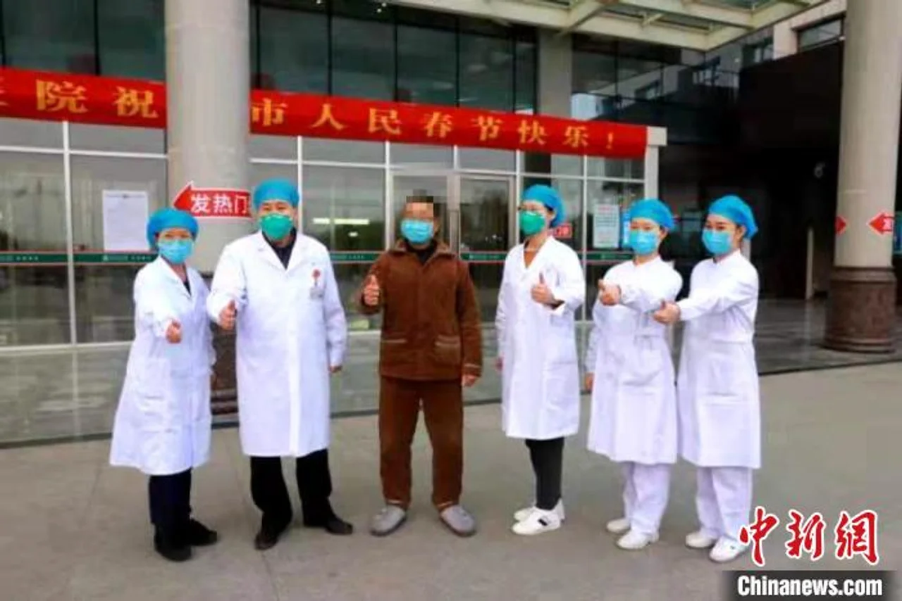 湖北襄阳首例成功治愈的确诊患者出院