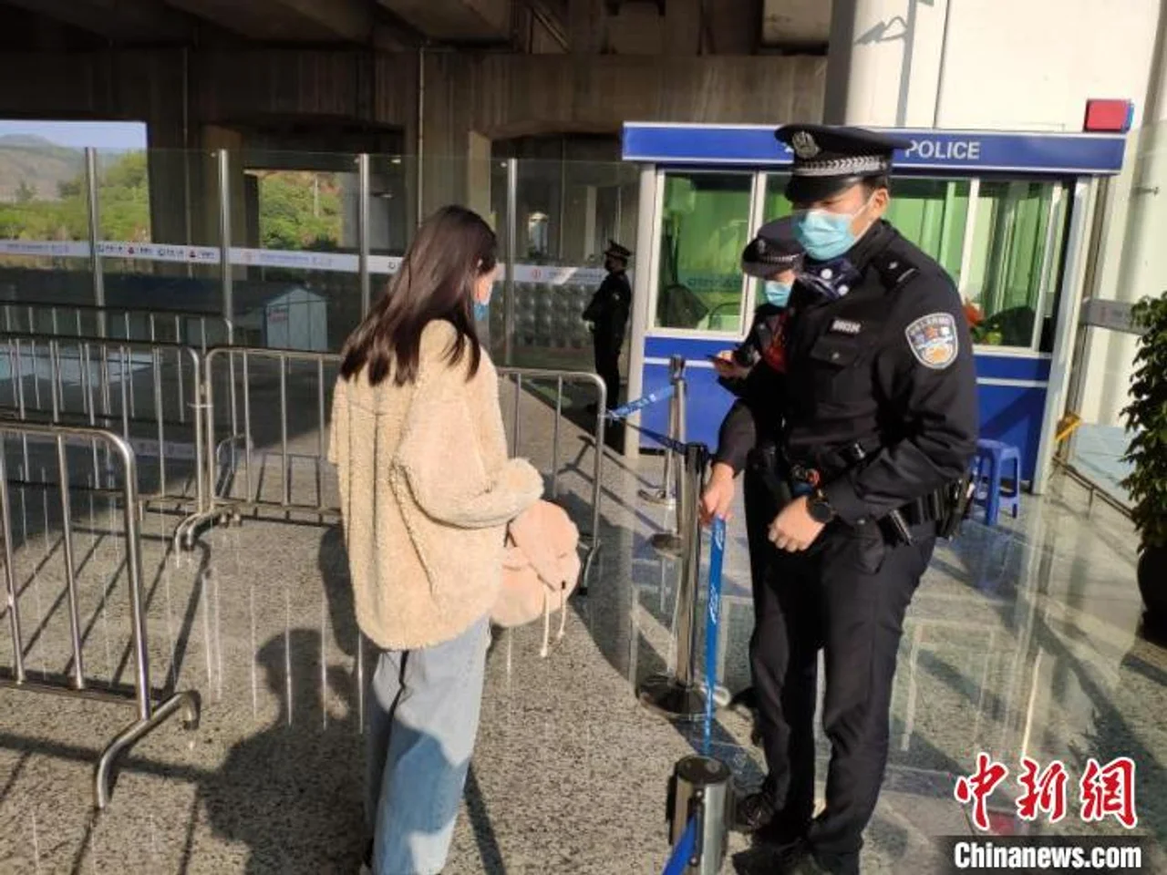 为防疫情被关家中 少女负气出走被铁警寻回
