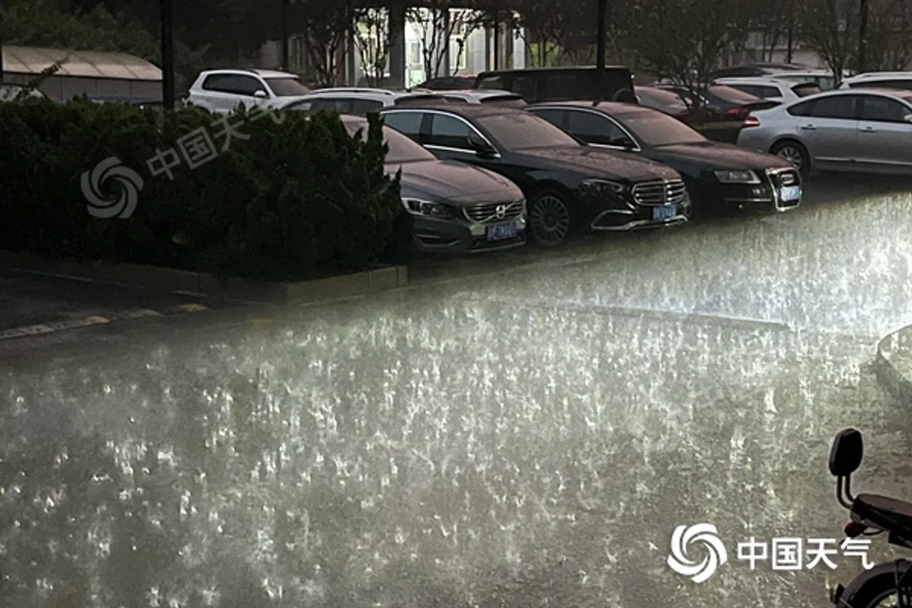 北京大部地区有雷雨 局地短时雨强较大伴有大风和冰雹