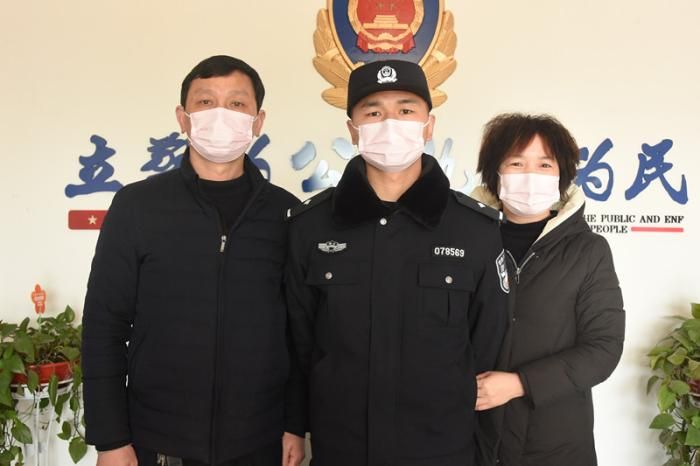 儿子一线抗疫父母忙后勤 湖北蕲春民警一家三口共“战疫”