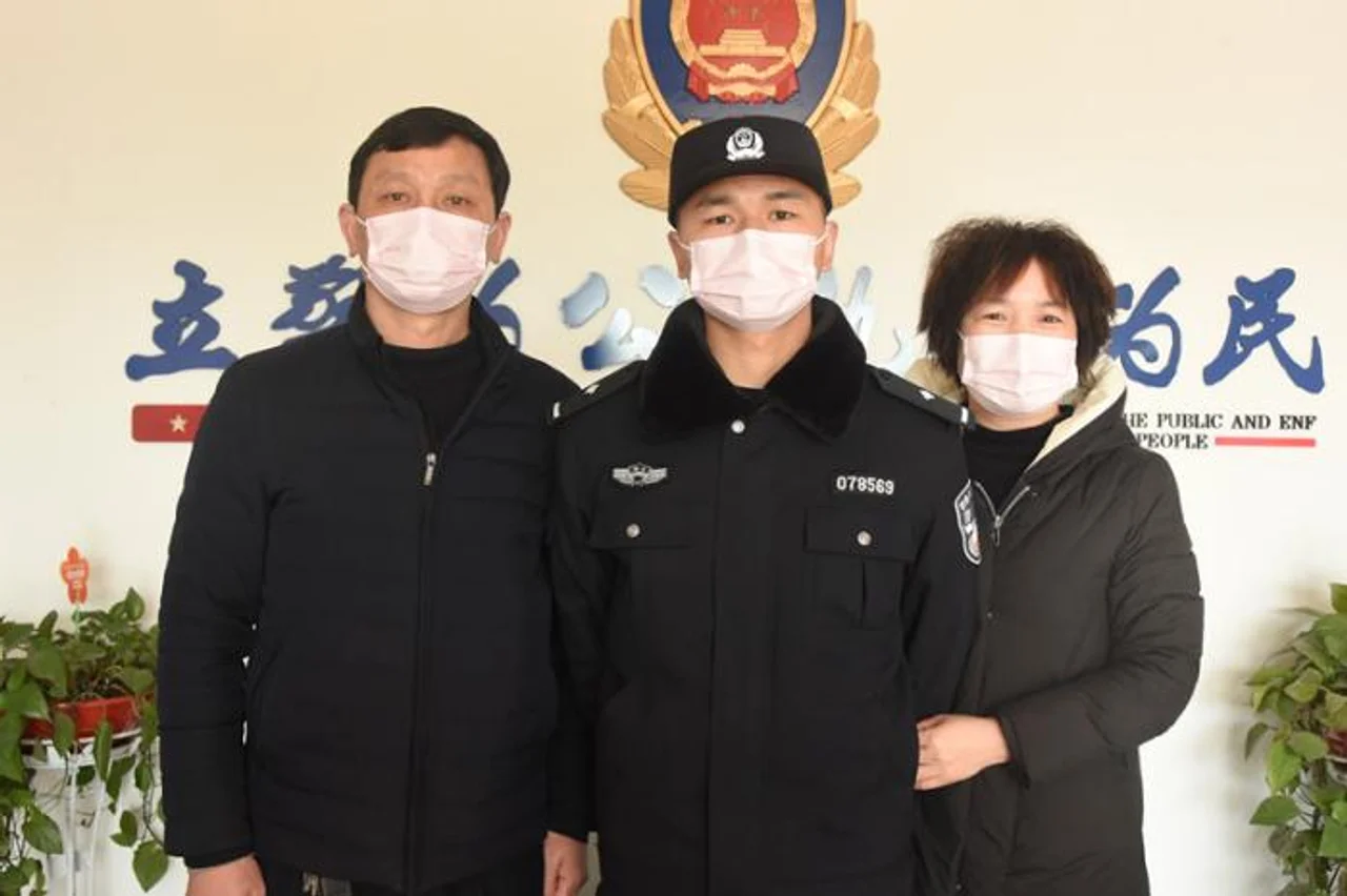 儿子一线抗疫父母忙后勤 湖北蕲春民警一家三口共“战疫”