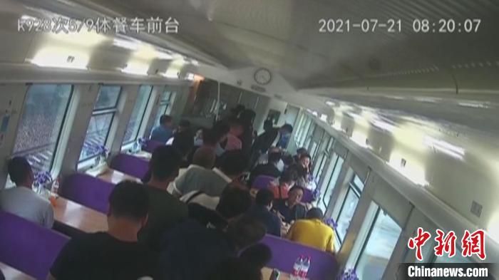 呼伦贝尔至郑州列车800余名旅客滞留途中 或将返程开行