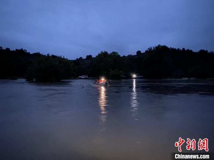 湖北红安：暴雨引发河道涨水 消防救出14人