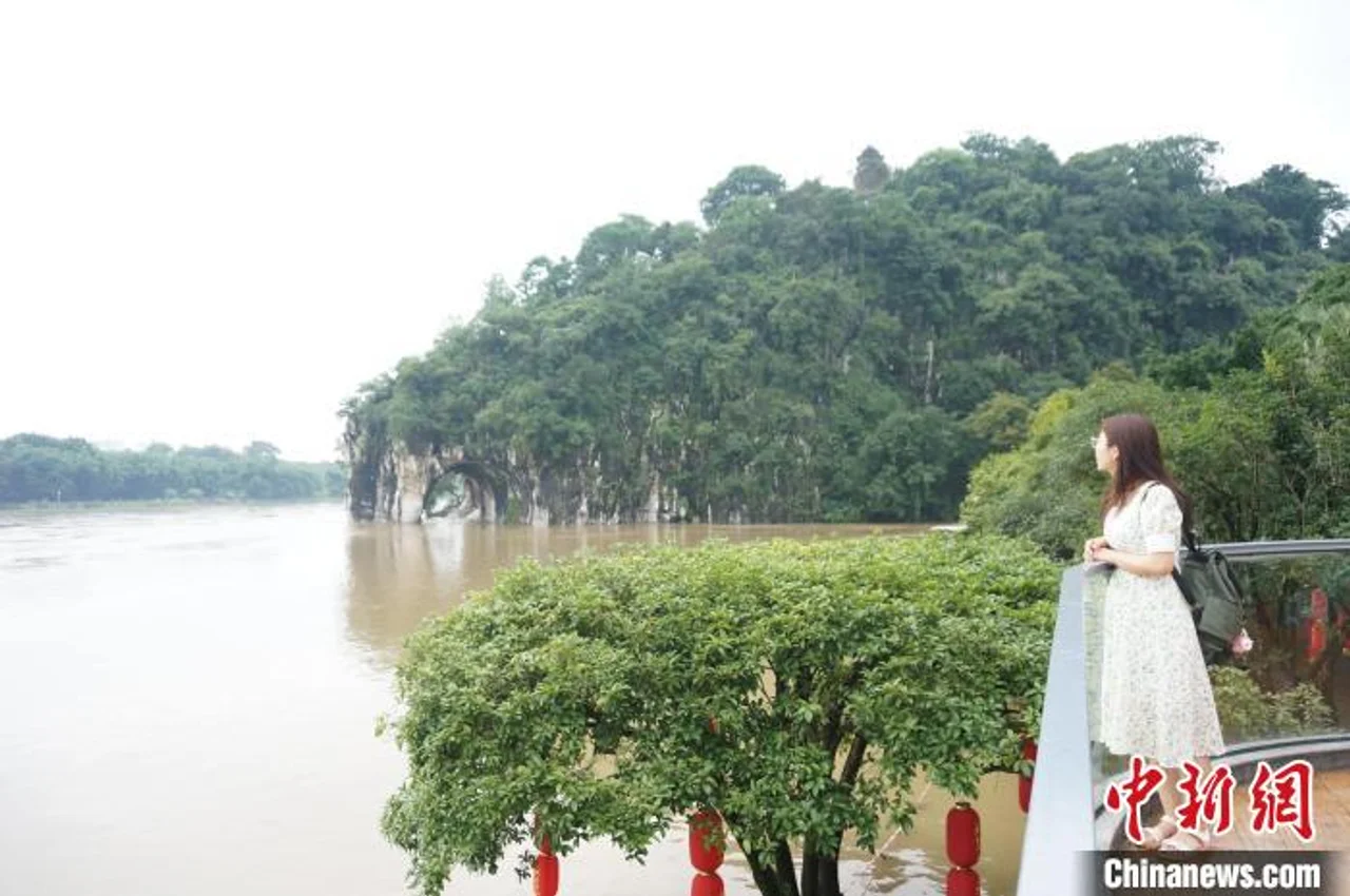 桂林漓江遭遇连续强降雨 漓江竹筏封航