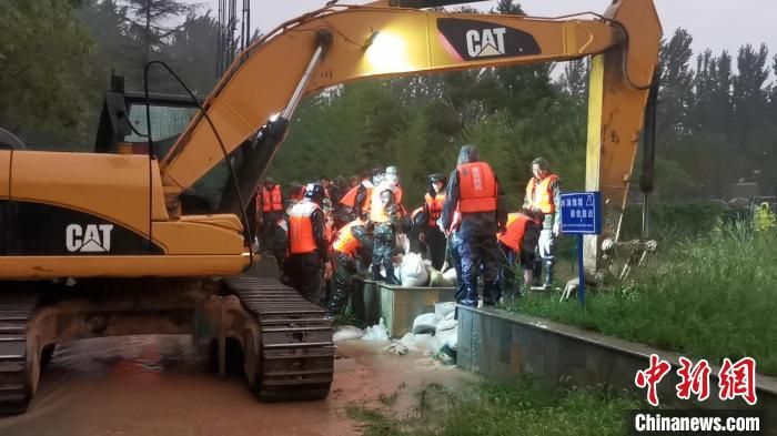 河南持续强降雨致一河流决口 驻地武警紧急封堵