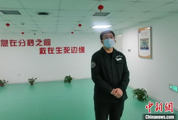 承担疑似和确诊患者转运,他是生命转运线上的“卫生急救兵”