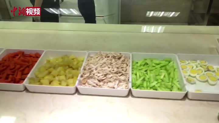 长春一高校推出“减脂餐” 所有菜品每日售罄