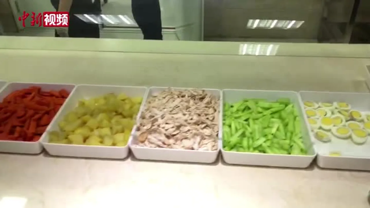 长春一高校推出“减脂餐” 所有菜品每日售罄