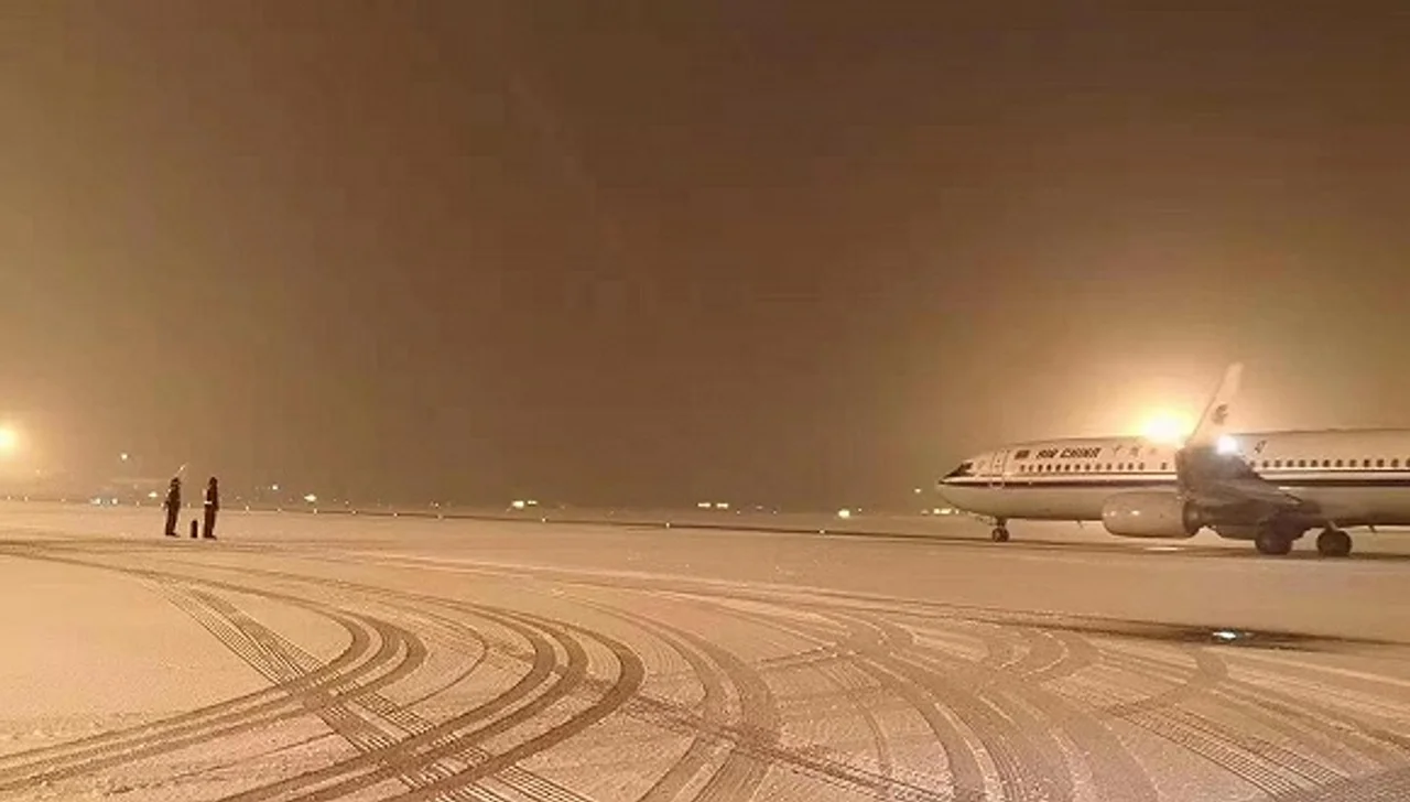 北京迎今年首场降雪,两机场连夜扫雪除冰忙
