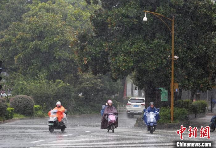 台风“烟花”来袭 扬州继续发布“双黄”预警