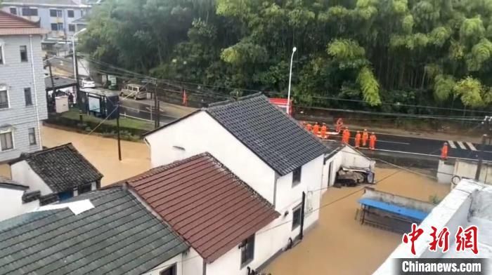 台风前夕暴雨致浙江绍兴多地积水 多方力量紧急救援